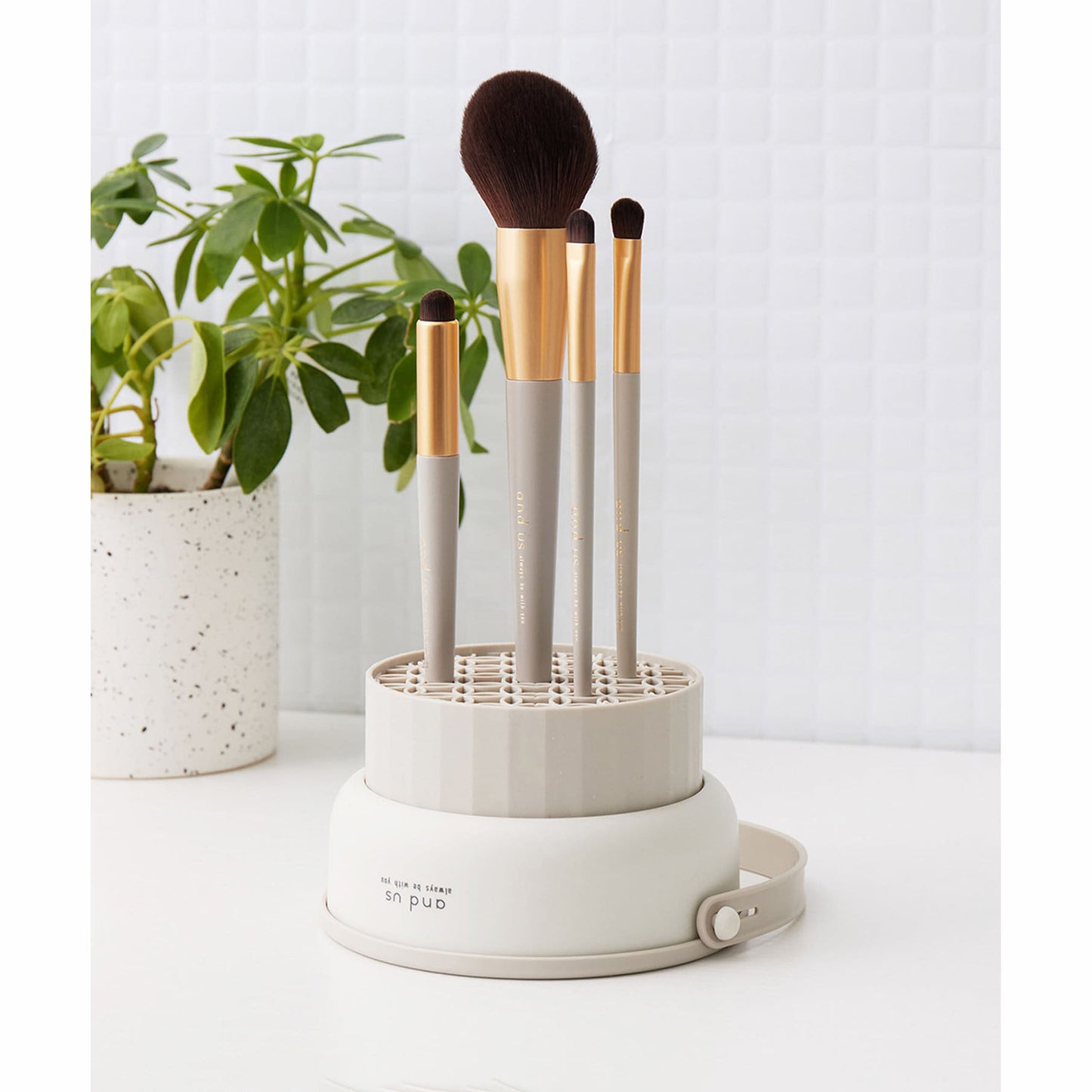 3 COINS 3-way Makeup Brushes Cleaning Rack