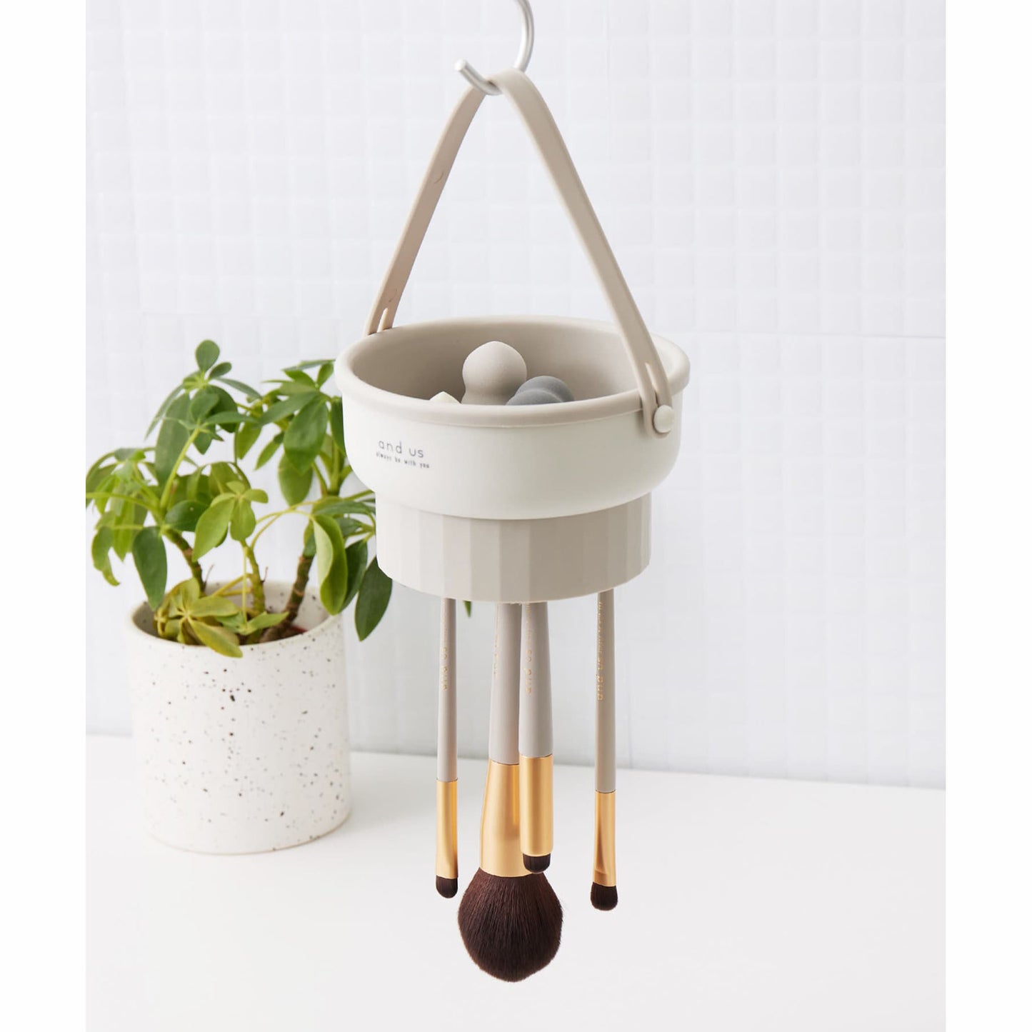 3 COINS 3-way Makeup Brushes Cleaning Rack